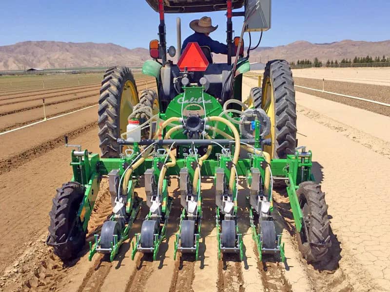 Tracteur au champ - Services de terrain