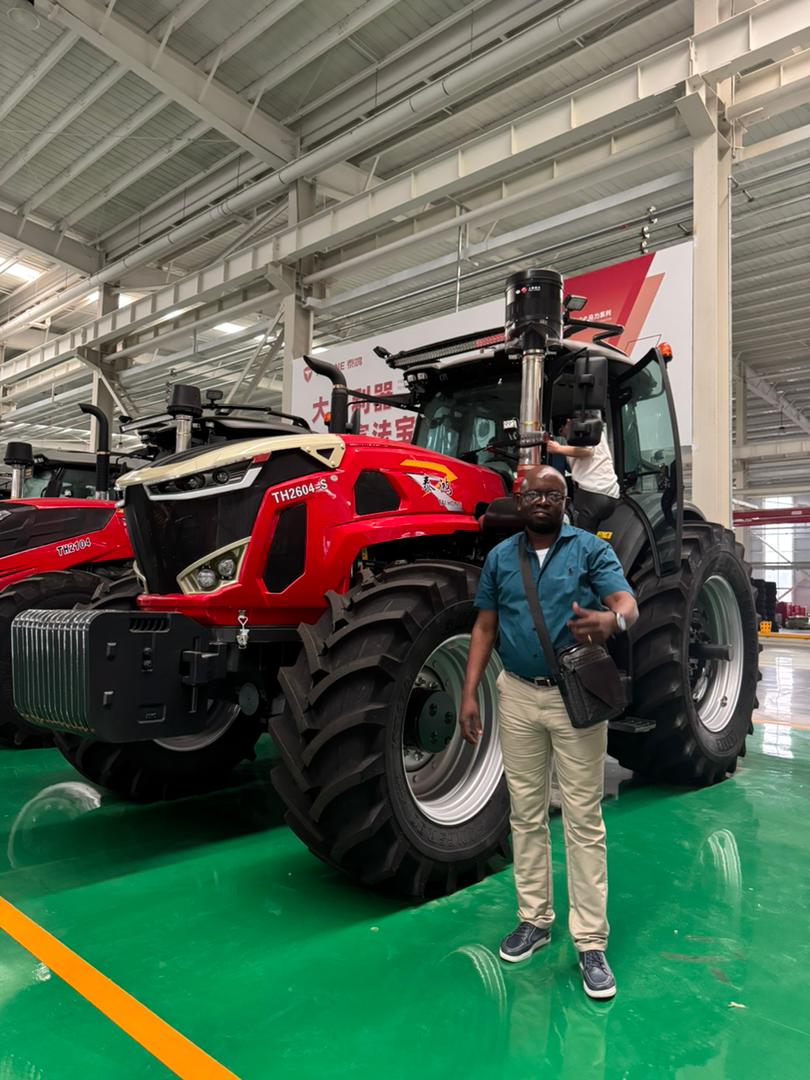 Mécanicien réparant un moteur - Garage spécialisé
